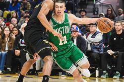 开云体育下载-关于凯尔特人险胜勇士B队，波尔津吉斯制霸全场的信息