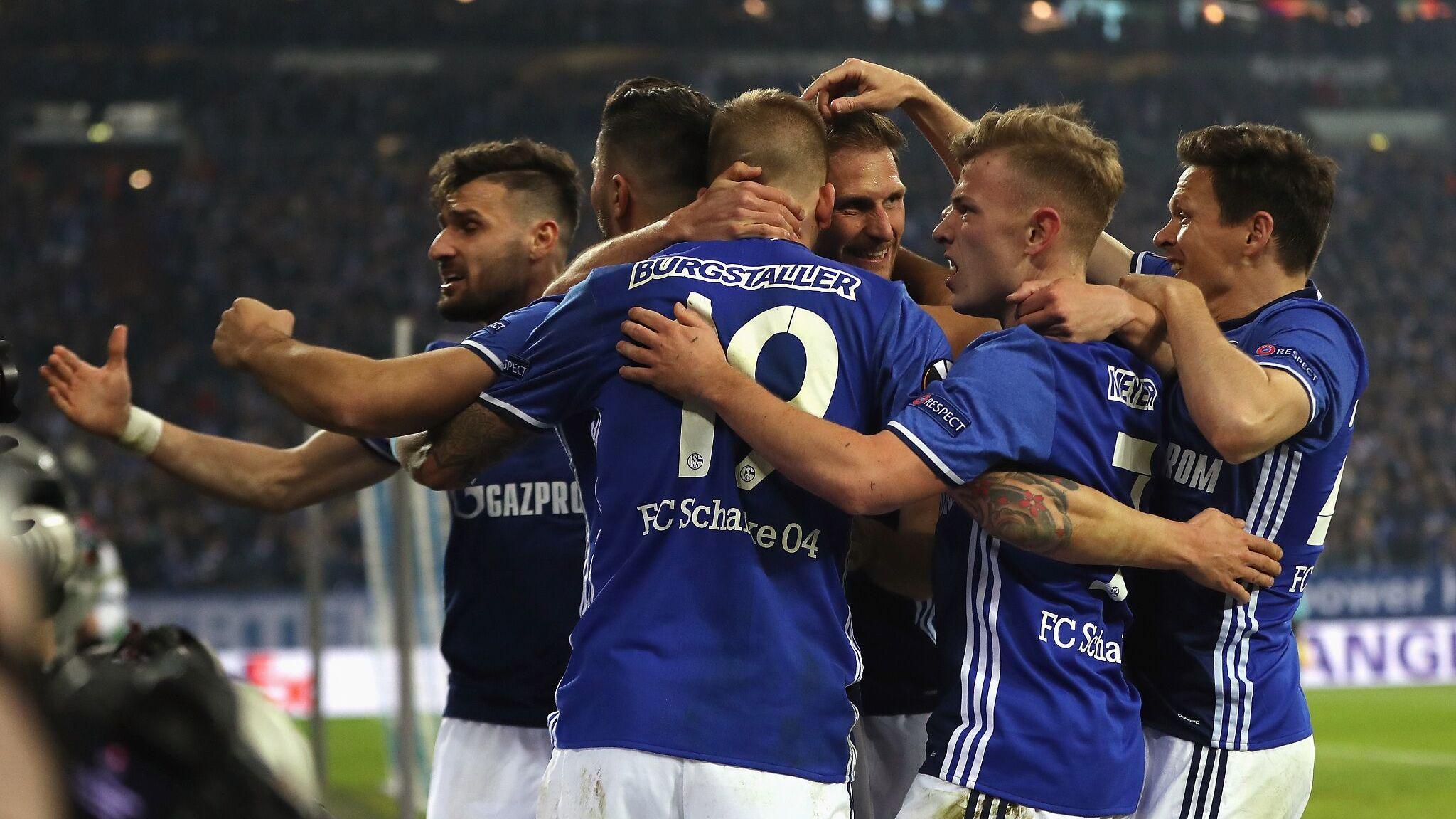 关于沙尔克降级悬念，阿贾克斯全胜取得领先的信息