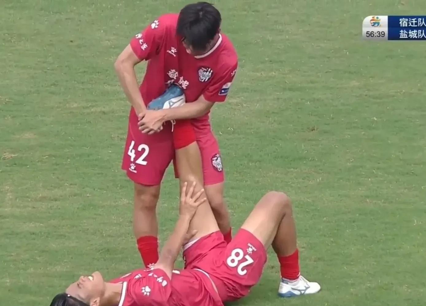 焦点比赛中发生激烈对抗，裁判难以处理