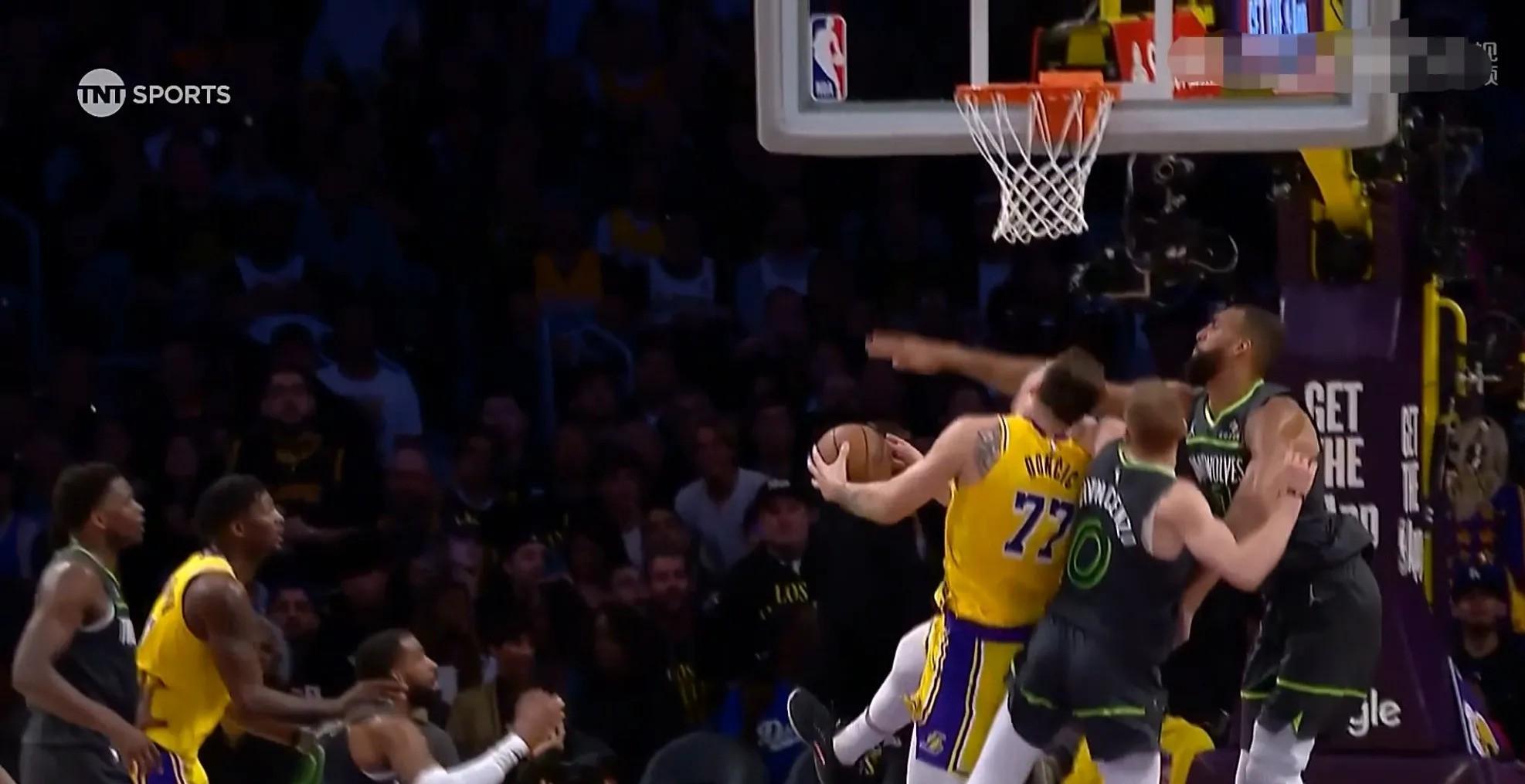 焦点比赛中发生激烈对抗，裁判难以处理