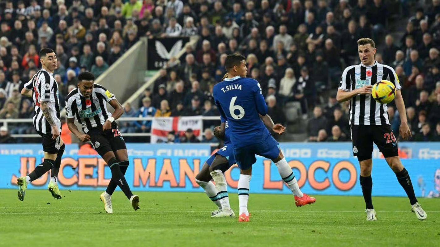 包含纽卡斯尔主场战平诺里奇，争议比赛的词条