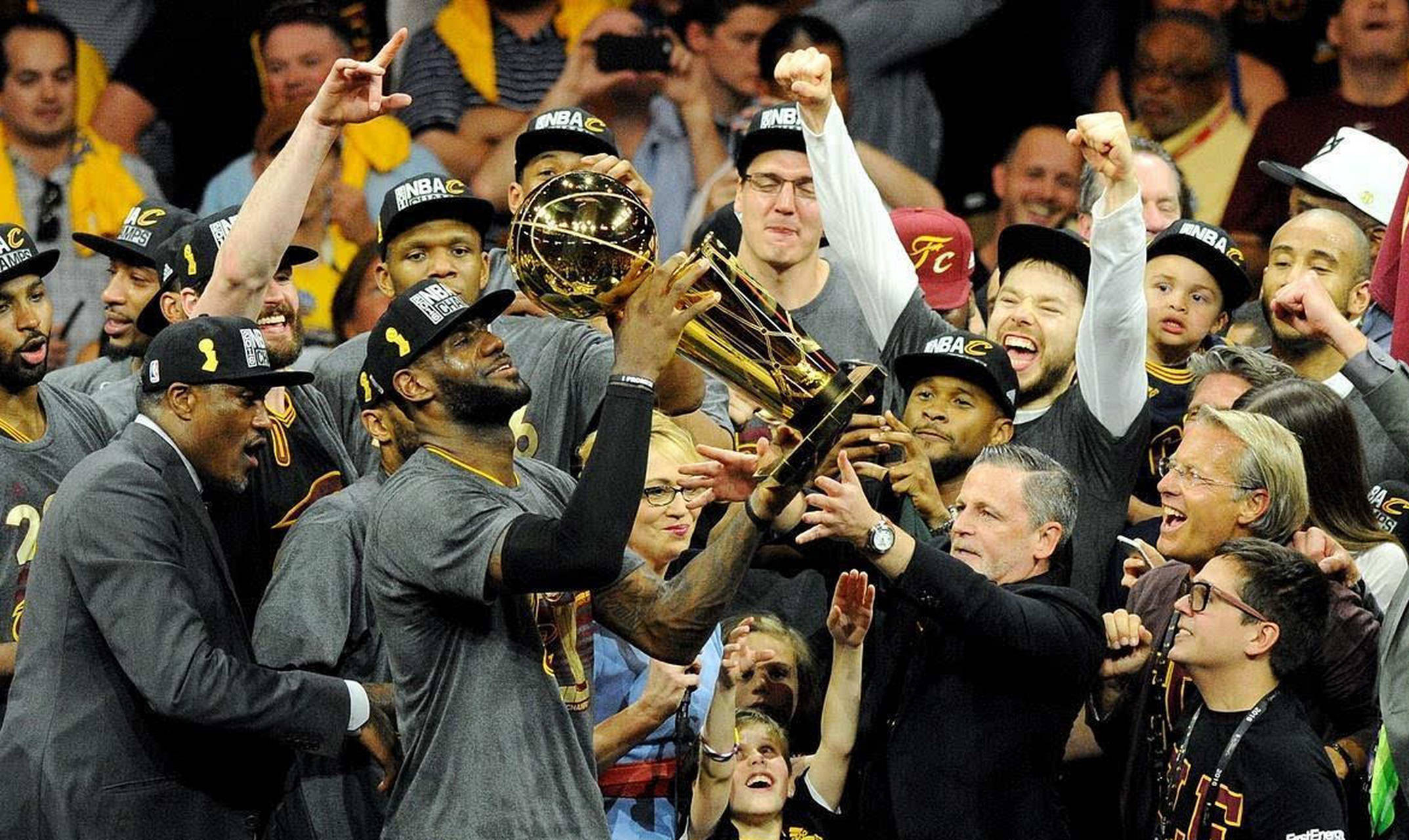 关于MAD轻取世界网球队，勒布朗·詹姆斯团战一打五宿敌对决总决赛，留下经典瞬间的信息