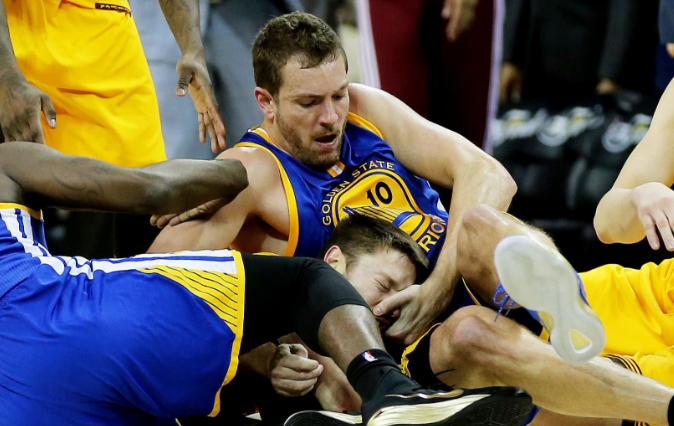 雄鹿完胜火箭,郭艾伦点燃赛场 雄鹿完胜火箭,郭艾伦点燃赛场