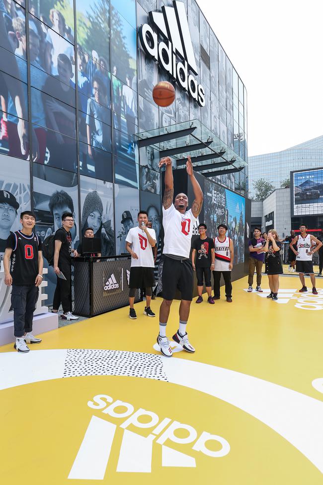 上海队轻取广州队,利拉德状态火热 上海队轻取广州队,利拉德状态火热